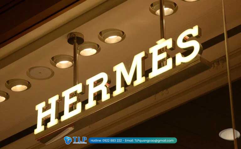 Biển hiệu cửa hàng ấn tượng của Hermes